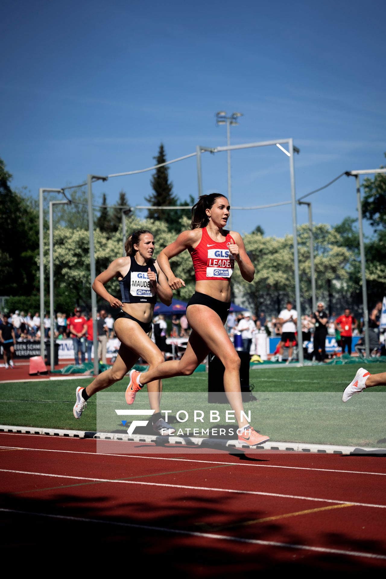 Sophie Weißenberg (TSV Bayer 04 Leverkusen) vor Hanne Maudens (BEL) ueber 800m am 08.05.2022 beim Stadtwerke Ratingen Mehrkampf-Meeting 2022 in Ratingen